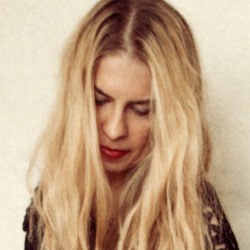 MAGGIE BJÖRKLUND